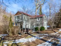 Hot Tub, Fire Pit, Trails to Nature's Beauty - Charming Retreat 트윗시 레일로드 주변 호텔