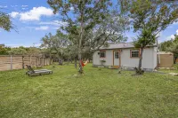 Cozy Fire Pit and Scenic Hill Country Views - Charming Contemporary Escape Hotels in Hays County