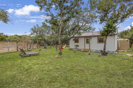 Cozy Fire Pit and Scenic Hill Country Views - Charming Contemporary Escape