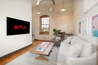 Modern Kitchen and Smart TV Retreat - Chic Downtown Oasis