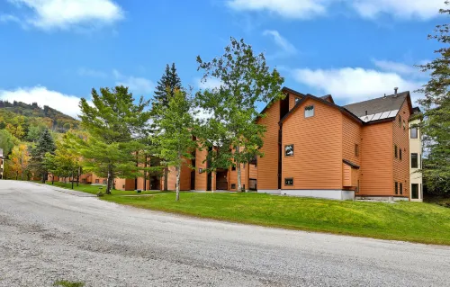 Ski on/Off Access and Wood-Burning Fireplace - Cozy Mountain Retreat Hotels in Rutland Town