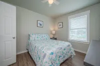 Community Pool and Bonus Loft Area - Spacious Coastal Retreat Hotels in Aransas County