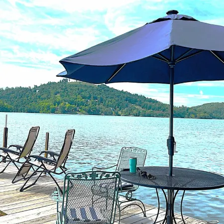 Breathtaking Waterfront Retreat, Private Docks, 12 Guests, King Bed.