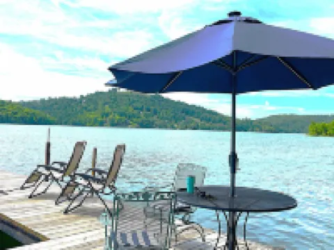 Breathtaking Waterfront Retreat, Private Docks, 12 Guests, King Bed.