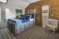 Dock Slip and Cozy Hot Tub with Scenic Views - Stunning Escape