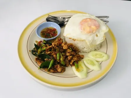 Reuan Chom Dao Resort Отели рядом с достопримечательностью «Wat Chom Bung»