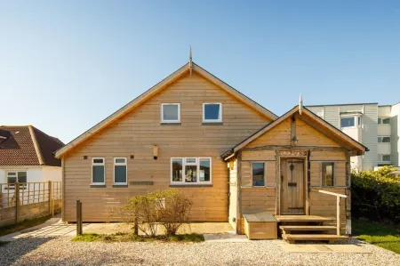 Bright & Dreamy on the Beach Garden & Balcony
