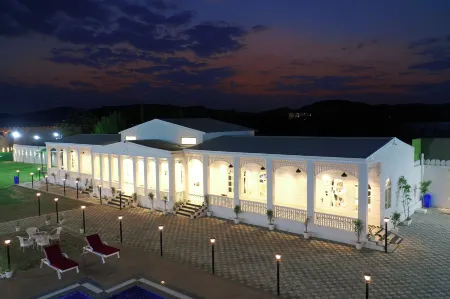 Sukoon Farms Отели рядом с достопримечательностью «Sheesh Mahal»