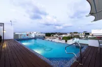 Breathtaking 2 Bedroom, Private Terrace BBQ