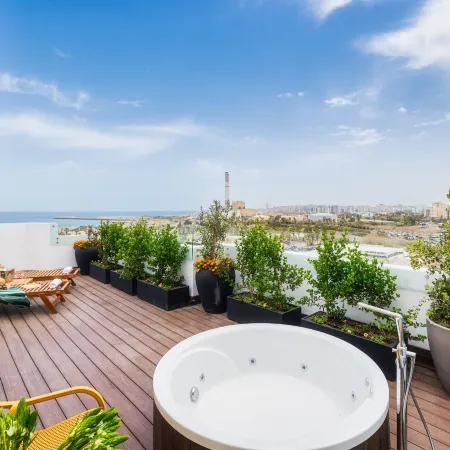 Play Seaport Suite Hotel TLV Отели рядом с достопримечательностью «Пляж Мецицим»