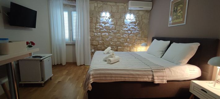 Carol Rooms Hotels in Трогір