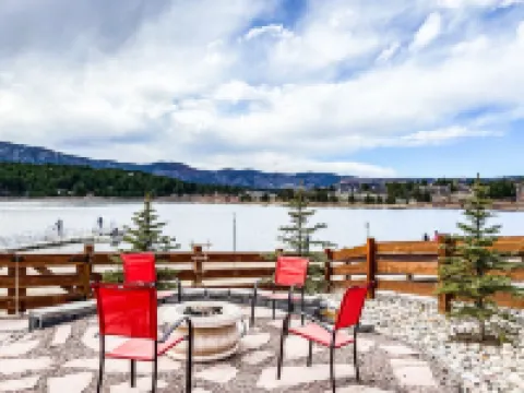 Beautiful 2 BR. Lake Side home pvt entrance. Walkout to Monument Lake. Sleeps 6