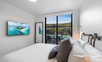 Lux Retreat by Renzzi