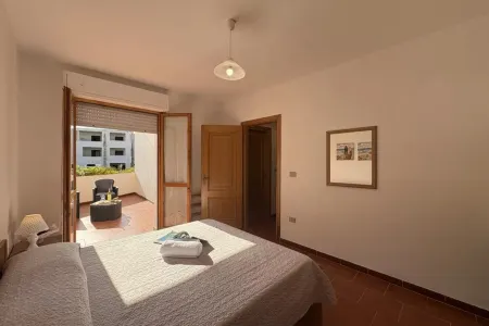 Bright flat near the beaches of Lu Bagnu Отели в г. Lu Bagnu