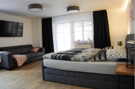 Hänsel Und Gretel Отели рядом с достопримечательностью «Cathedral of Saint George»