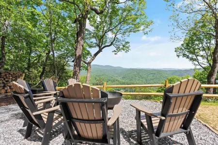 Big Views & Seclusion at Chalk Dust Overlook - Newly Renovated Cabin in Purlear