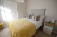 Hollicarrs - Bumblebee Lodge