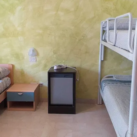 Room-Spacious Triple Room a Stones Throw