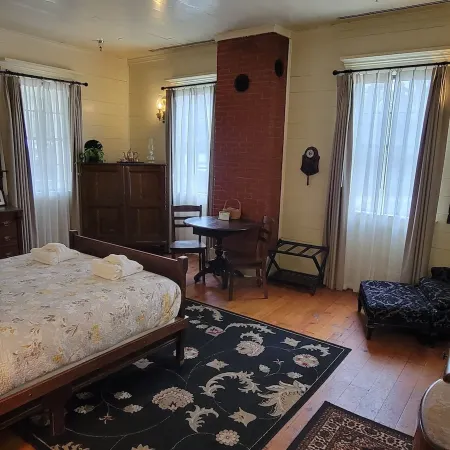 Wolf Creek Inn & Tavern