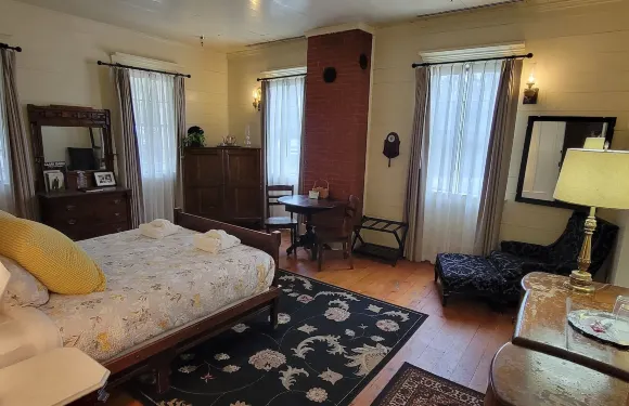 狼溪旅館 & 酒館