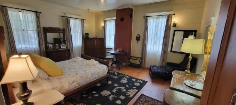 Wolf Creek Inn & Tavern