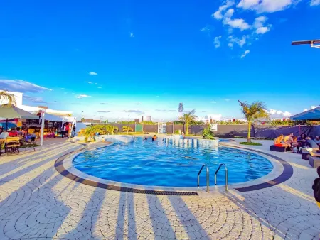 Lux Suites Tatu City Vacation House