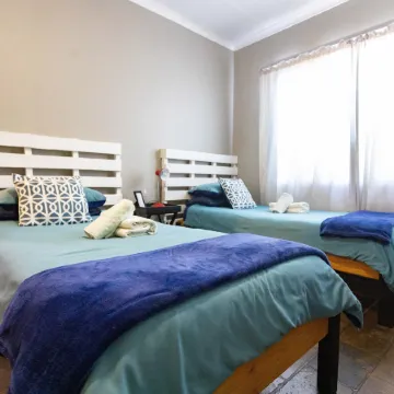 Kate's Nest Guesthouse & Backpackers Отели в г. Виндхук