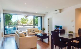 Waterfront (Yarra St) by Gold Star Stays