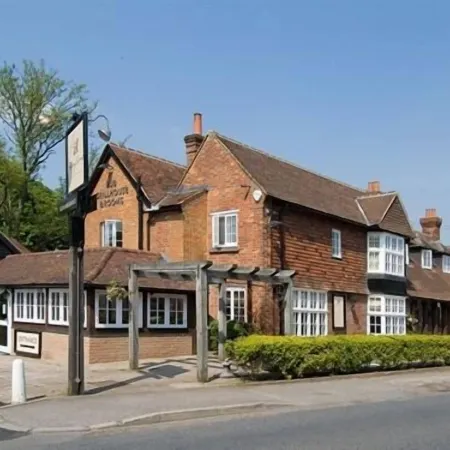 The Percy Arms Отели рядом с достопримечательностью «Университет Суррей»