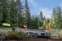 The Woodrun Lodge by Whiski Jack