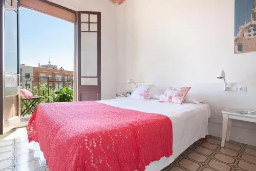 Happy People Sagrada Familia St Pau