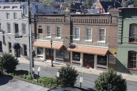 Gibson's Warehouse Отели рядом с достопримечательностью «Университет Мэри Болдуин»