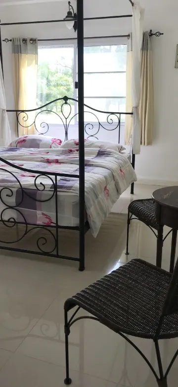 บ้านสองห้องนอนพร้อมวิวสวนและพาติโอ