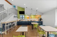 스파크 바이 힐튼 시더 폴스