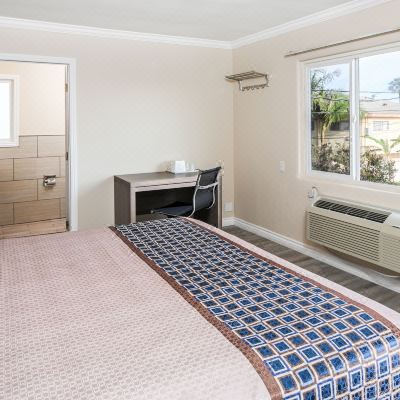 Deluxe King Room Sea Rock Inn - Long Beach Promo Code