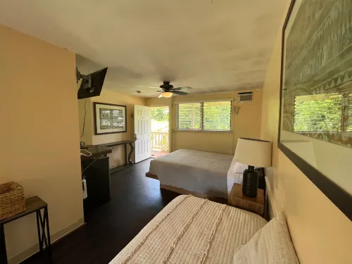 Aaron’s Cottage Hotels in Hawaiian Paradise Park