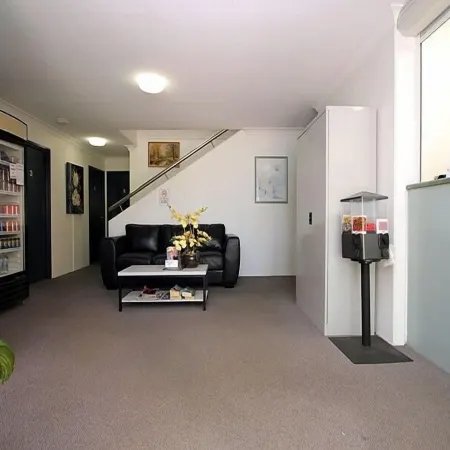 Chermside Court Motel Отели в г. Чермсайд