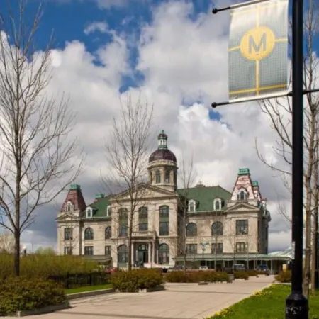 HoMa HomeStay Hotel by Olympic Stadium Montreal (Auberge/Hostel) Отели рядом с достопримечательностью «Улица Шербрук»