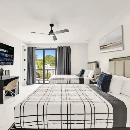 New 4Br w Pool Walk to Las Olas 5Mins to Beach