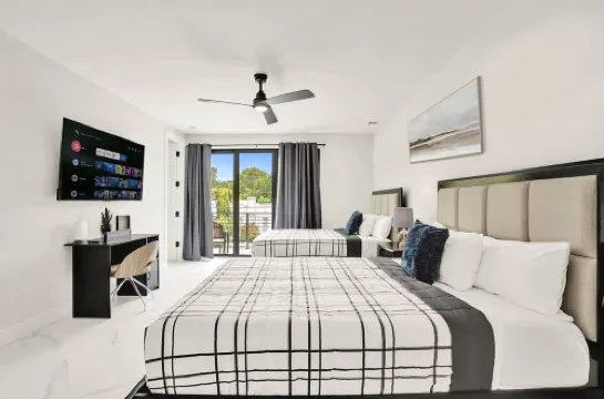 New 4Br w Pool Walk to Las Olas 5Mins to Beach