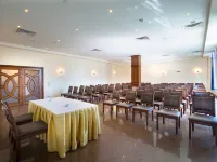 Amwaj Oyoun Resort & Casino Hotels near La Strada Mall