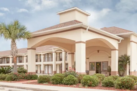 Howard Johnson by Wyndham Lafayette Отели рядом с достопримечательностью «Paul and Lulu Hilliard University Art Museum»