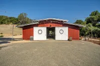 Chic and Cozy, Le Coop. Walk to Paso's best wineries. 10 min to town. Hotels near Kiler Ridge Olive Farm