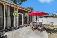 Pet Friendly & Convenient 2 Bedroom with private fenced in yard and Hottub Hotels near Magnolia Plantation and Gardens