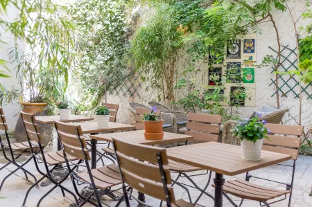 Hôtel Central Отели рядом с достопримечательностью «Place de lHorloge»