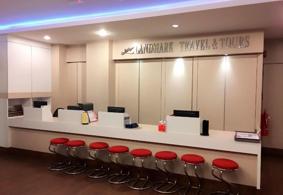 2. 더 랜드마크 호..