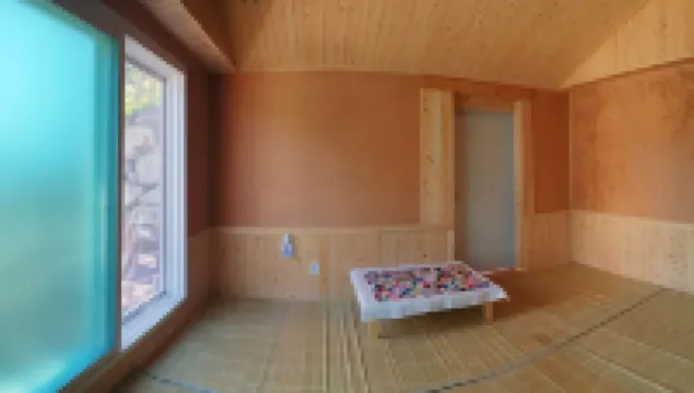 พีรามิด เรด เคลย์ เพนชัน