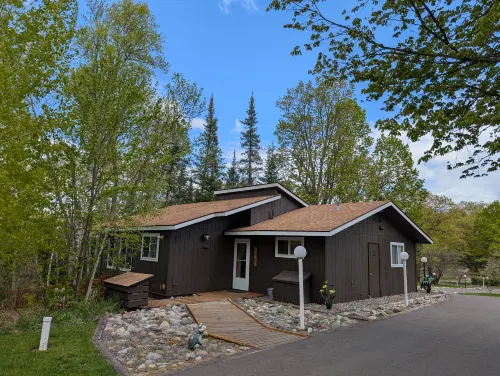 Charming Cabin with Deck and Fireplace - Serene Woodland Escape Hotels in Plum Lake