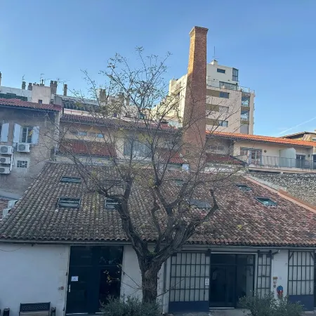 Hostel Vertigo Vieux-Port Отели рядом с достопримечательностью «Пристань для яхт Валон-дез-Оф»