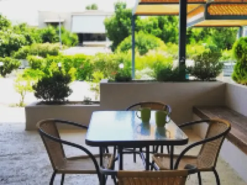 Petries Studios Hotels in Distos